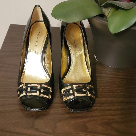 Tahari Black  shiny patent leather open toe shoes size 6M - Picture 5 of 14